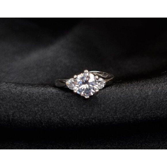 925 Sterling Silver Ring With Trio CZ Stones Size 7.25 - Picture 2 of 4